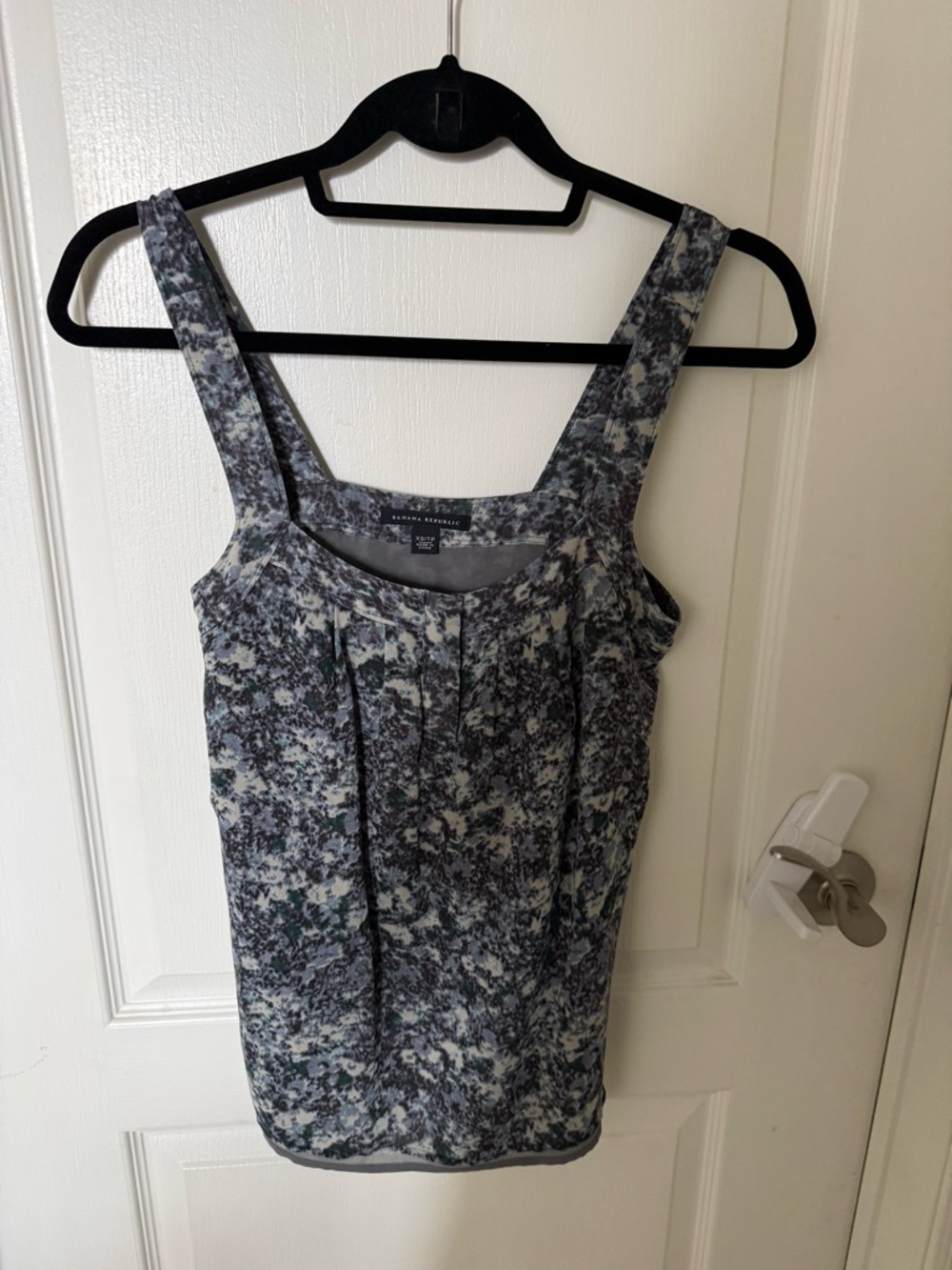 Silk Banana Republic Sleeveless Pleated Tank in Slate Floral
